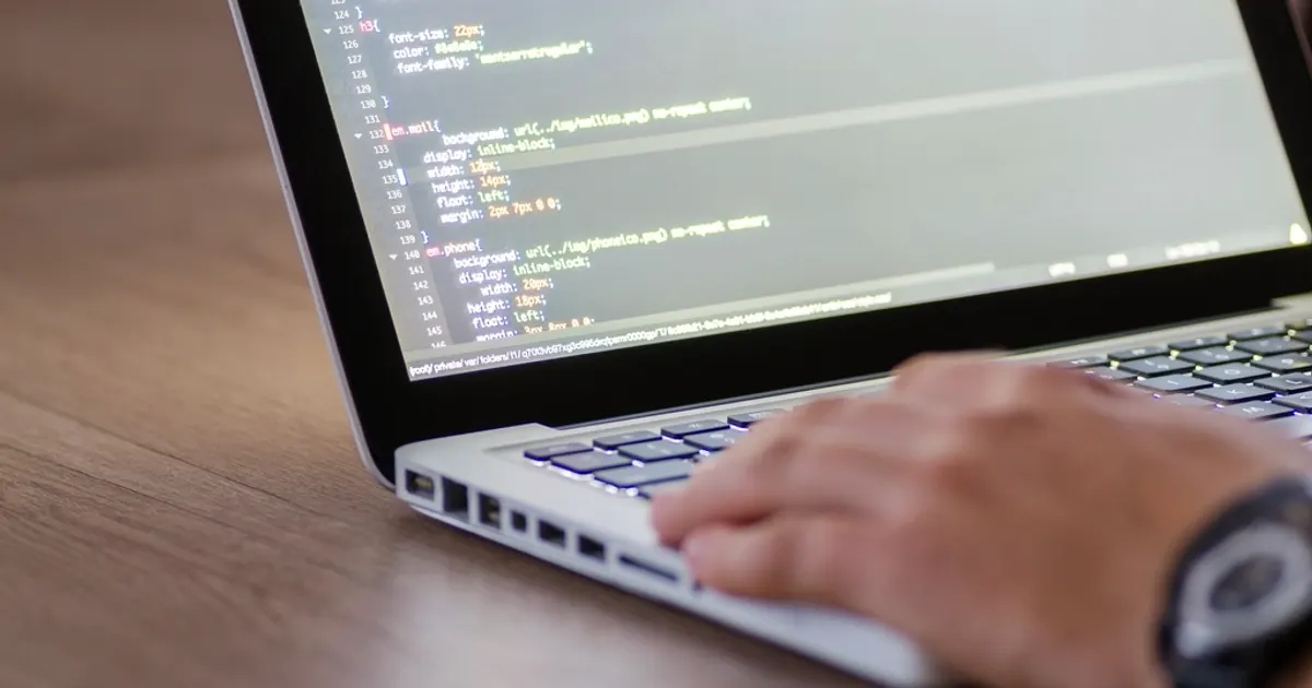 Bekerja dengan laptop.