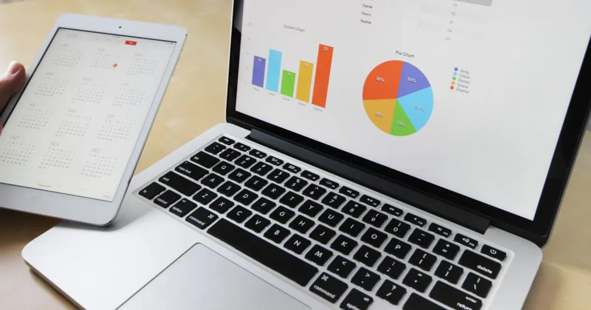 Mengolah data bisnis.